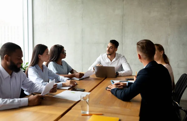 Corporate Meeting. Group Of Multiethnic Business People Having Discussion In Conference Room — Fotografia de Stock