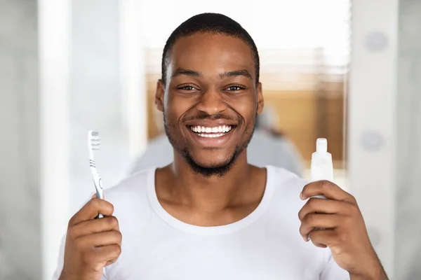 Oral Care Concept. Smiling Black Man With Toothbrush And Toothpaste In Hands — ストック写真