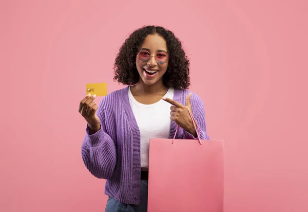Bezdotykowe zakupy. Młoda czarna dama z kartą kredytową i torbą shopper z makietą do projektu logo marki — Zdjęcie stockowe
