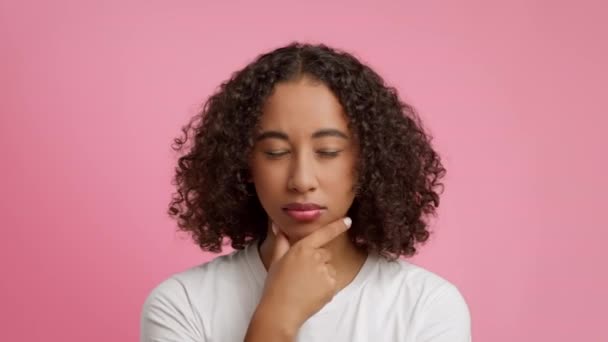 Dama negra pensando, señalando con el dedo tener idea, fondo rosa — Vídeos de Stock