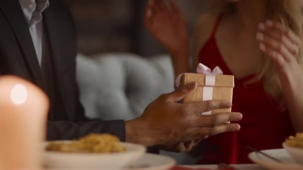 식당에서 데이트를 하는 여성에게 선물을 주는 아프리카 남자 — 비디오
