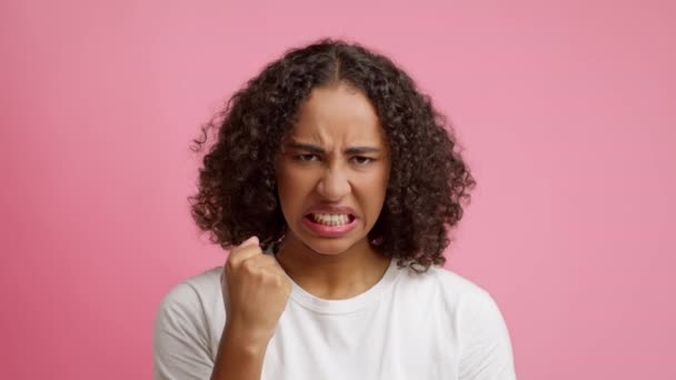 Angry Black Lady Clenching Fist Looking At Camera, Pink Background — Stok video