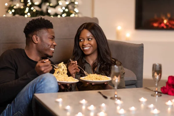 快乐的黑人夫妇在家吃意大利面庆祝情人节 — 图库照片