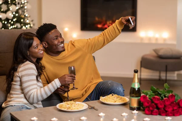 黑人夫妇在智能手机上自私自利在家庆祝情人节 — 图库照片