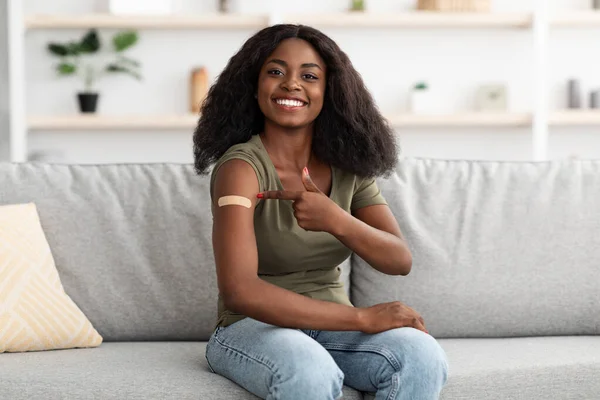 Veselá hezká černoška dostala doma vakcínu proti koronaviru — Stock fotografie