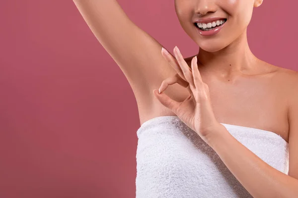 Asian woman lifting hand up, showing clean and hygienic armpits — Stock Fotó