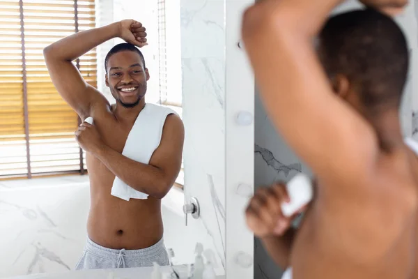 Shirtless Handsome Black Guy Using Antiperspirant Stick For Armpit Zone After Shower — Stock Fotó
