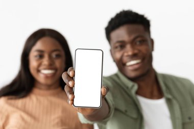 Cep telefonu, Afrika kökenli Amerikalı çiftlerin elinde boş ekran.