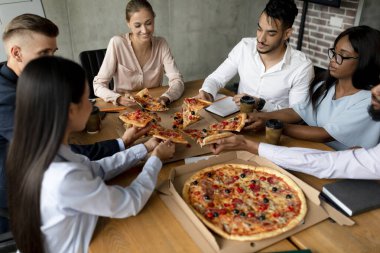 Çok Irklı Meslektaşlar Grubu Ofiste Öğle Molasının tadını çıkarıyor, Birlikte Pizza Yiyoruz
