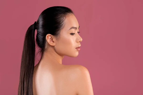 Σέξι γυμνή Κινέζα που ποζάρει σε μωβ φόντο στούντιο — Φωτογραφία Αρχείου