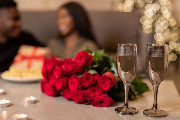 Black Couple Celebrating Valentine Holiday Indoor, Selective Focus On Flowers — стоковое фото