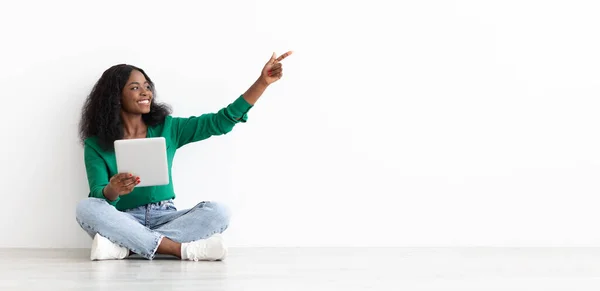 Happy black woman with pointing at empty space, panorama — 스톡 사진