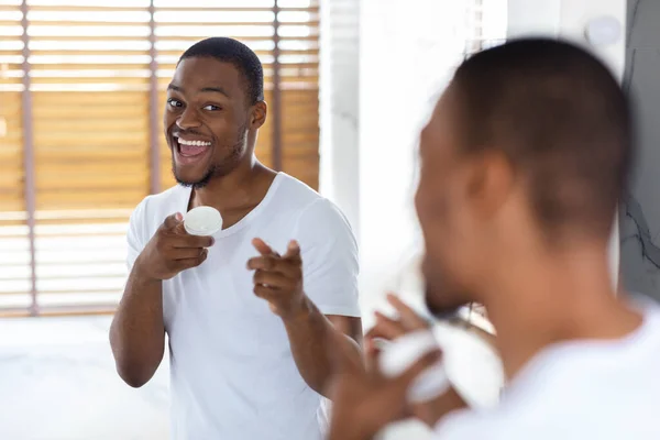 Youre Handsome. Confident Black Guy Pointing At Mirror In Bathroom — ストック写真