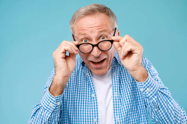 Meglepett felnőtt férfi szemüvegben bámulja a kamerát — Stock Fotó