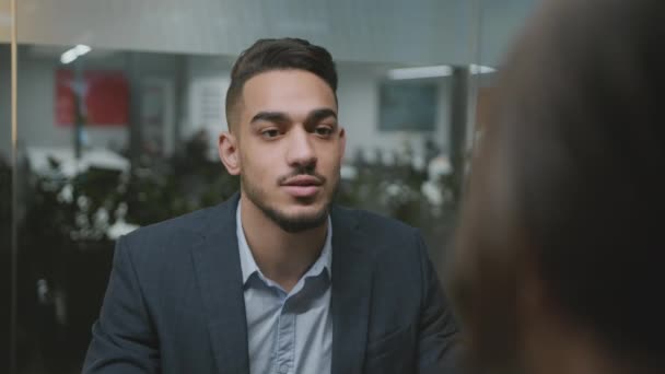 Jeune homme confiant du Moyen-Orient gestionnaire faire une présentation à partenaire féminin, parler de nouvelle stratégie au bureau — Video