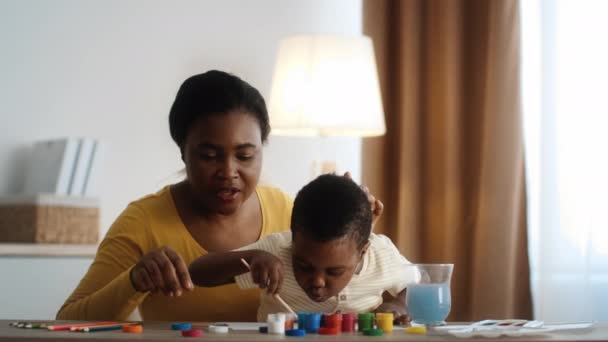 アフリカ系アメリカ人の母親と小さな息子が自宅で水彩画を描く — ストック動画