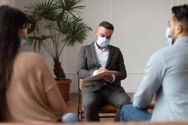 Terapist ve psikologla terapi seansı yapan bir çift.