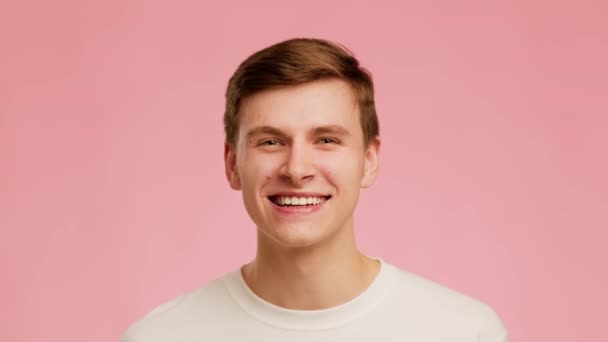 Millennial Guy Laughing Out Loud Having Fun Over Pink Background — Vídeo de Stock