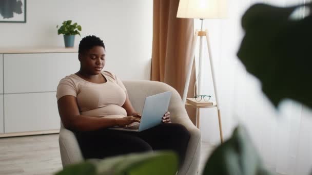 Plus-Sized African American Lady Using Laptop Working Online At Home — Stockvideo