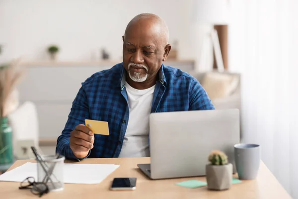 Senior African Male Shopping Making Online Payment Using Laptop Indoor —  Fotos de Stock