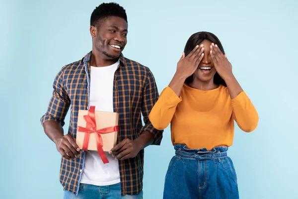 Glad svart man gör överraskning för sin kvinna ger rutan — Stockfoto