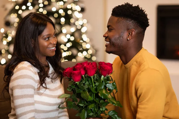 Black Husband Giving Roses To Wife On Valentine At Home — Stock fotografie
