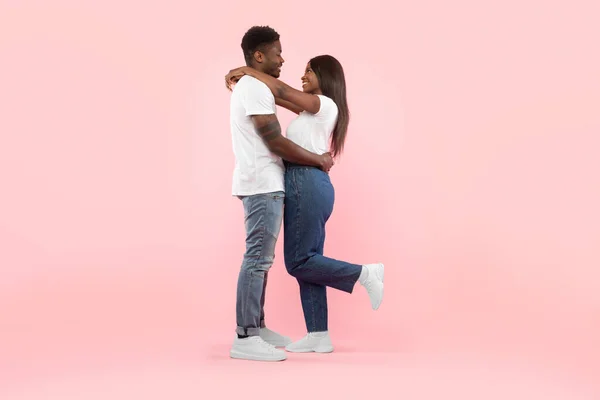 非裔美国男人抱着他的女人 — 图库照片
