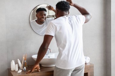 Afrikalı Adam Saçlarını Tarıyor Banyoda Kameraya Dön