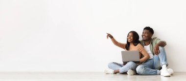 Kopya alanını gösteren dizüstü bilgisayarlı Afro-Amerikan çift