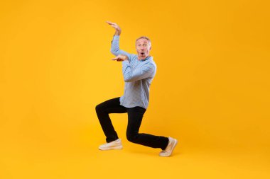 Gülümseyen olgun bir adam müzik dansı diskosundan hoşlanıyor.