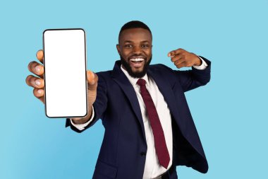 Yakışıklı Siyah Takım Elbiseli İş Adamı Elinde Büyük Boş Akıllı Telefonu Gösteriyor