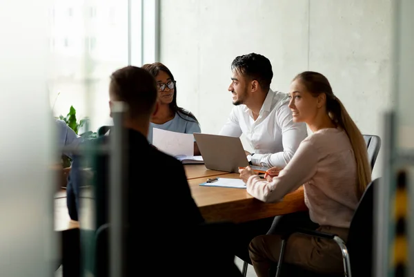 Estilo de vida corporativo. Grupo de compañeros de trabajo multiétnicos Lluvia de ideas sobre el proyecto empresarial — Foto de Stock