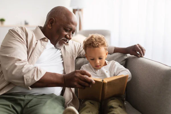 African American Grandpa And Grandson Reading Book Together At Home — Fotografia de Stock