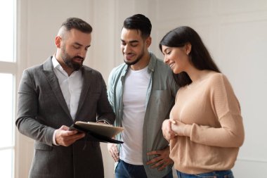 Yeni Apartman Satın Alan Çift, Belgeleri Gösteren Ev Ajanı