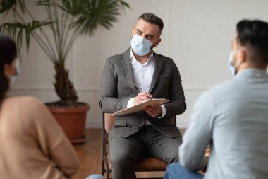 Çift terapist, psikolog yazma ve dinleme seansı yapıyor.