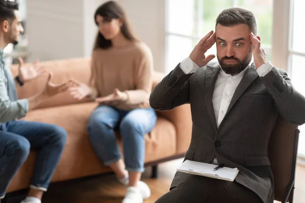 Couple arguing at therapy session, male therapist grabbing head — Stock Photo, Image