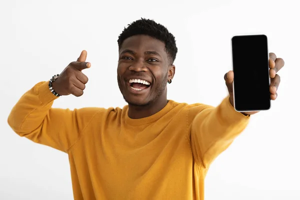 Happy black man showing mobile phone with blank screen — 스톡 사진
