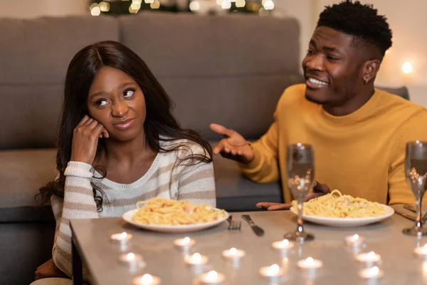 Black Girlfriend Αγνοώντας φίλο Κατά τη διάρκεια βαρετό ημερομηνία Γιορτάζοντας Valentine Indoor — Φωτογραφία Αρχείου