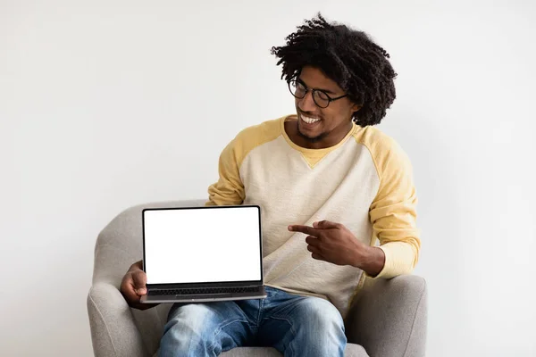 Great Website. Smiling Young Black Man Pointing At Blank Laptop Screen — 스톡 사진