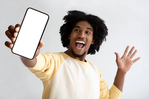 모바일 광고. 브 랭크 스크린 으로 스마트폰 을 보여 주는 흥분된 아프리카 계 미국인 남자 — 스톡 사진