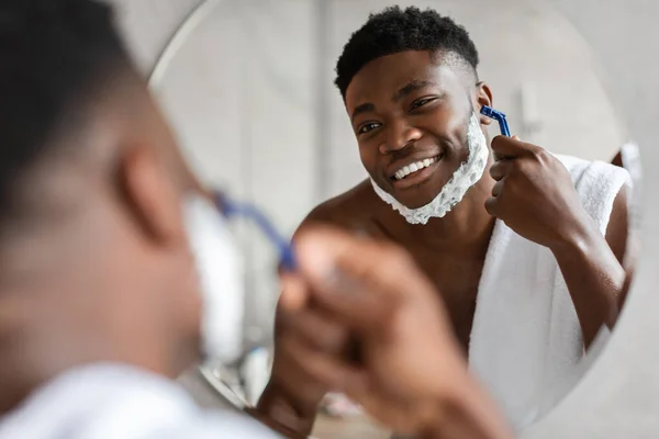 Black Man Removing Hair Shaving Face Using Razor In Bathroom — Foto de Stock