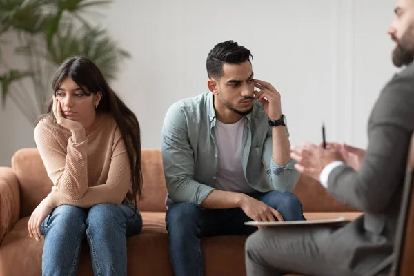 Triste pareja sentada en sesión de terapia en consultorio de terapeutas — Foto de Stock