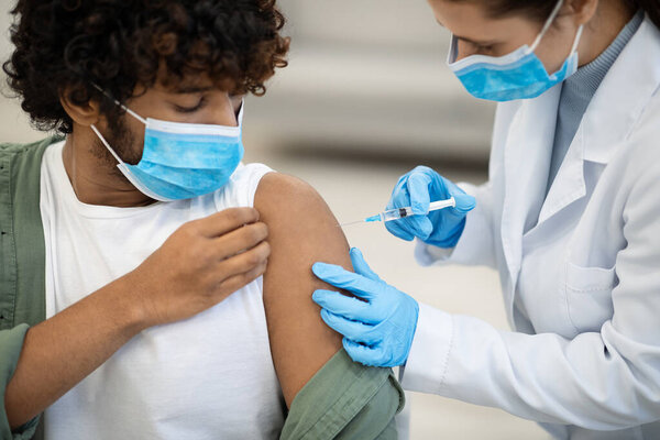Indian Man Getting Vaccinated Against Covid-19 At Clinic — Stock Photo, Image