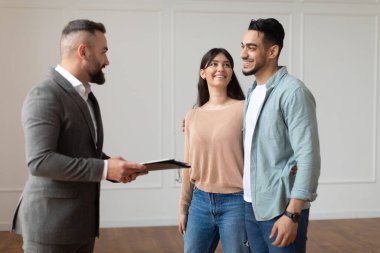 Mülk Temsilcisi Genç Alıcılar İçin Emlak Gösteriyor