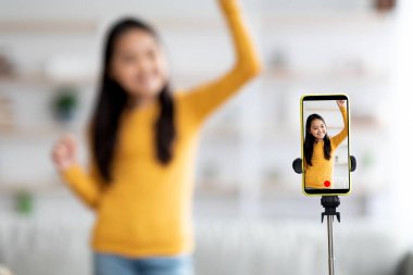 Akıllı telefon kayıt videosu seçici odak, Asyalı kız dansı