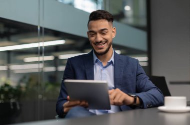 Ofiste çalışan neşeli bir ortadoğulu CEO.