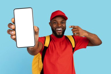 Yemek Teslimatı Uygulaması. Termo sırt çantalı Kara Kurye, boş akıllı telefon gösteriyor.