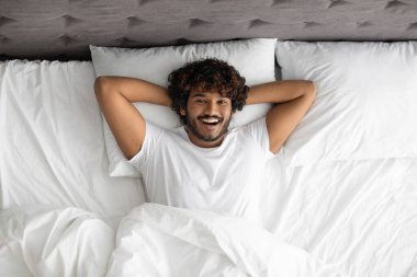 Rahat Hintli adam mutlu bir sabah geçiriyor.