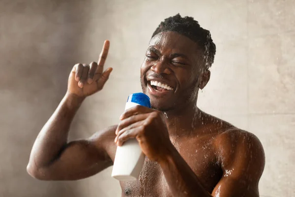 Black Guy Singing Having Fun In Shower Holding Shampoo Indoors — Fotografia de Stock