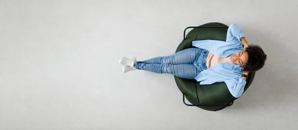Calmo mulher negra tendo descanso em casa no saco de feijão — Fotografia de Stock